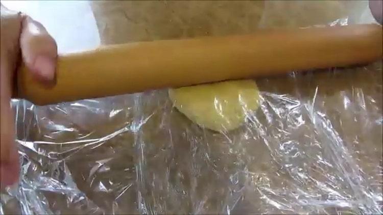 Разточете тестото, за да се направи мексикански плосък хляб