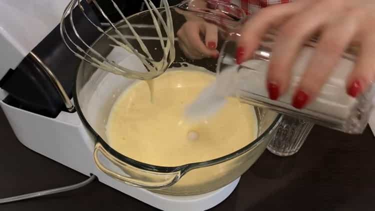 Um einen Schokoladenkuchen zu machen, schlagen Sie die Eier.