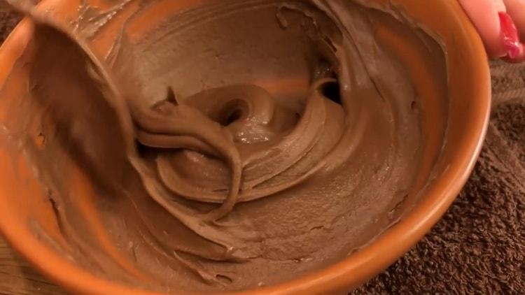 Για να κάνετε μια τούρτα σοκολάτας, λιώστε τη σοκολάτα