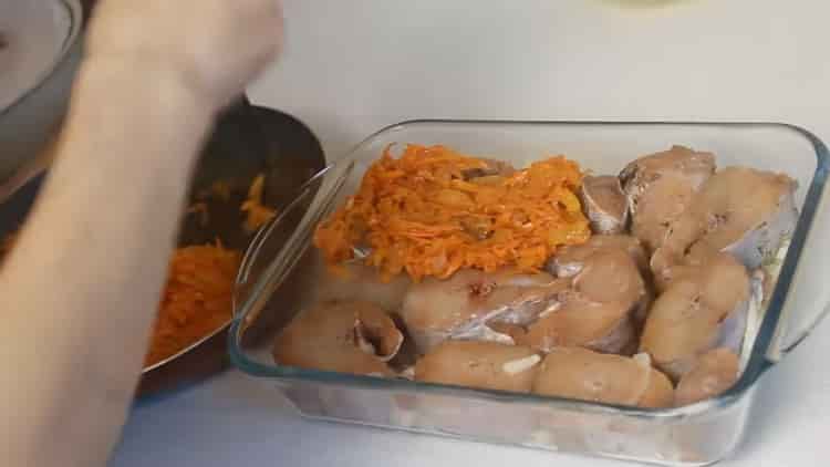 Поставете моркови върху риба, за да сготвите минтай