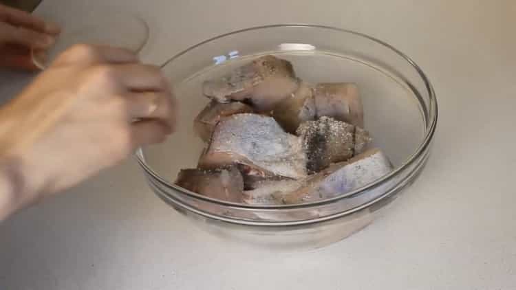 Για την προετοιμασία του pollock, ετοιμάστε τα μπαχαρικά και το αλάτι