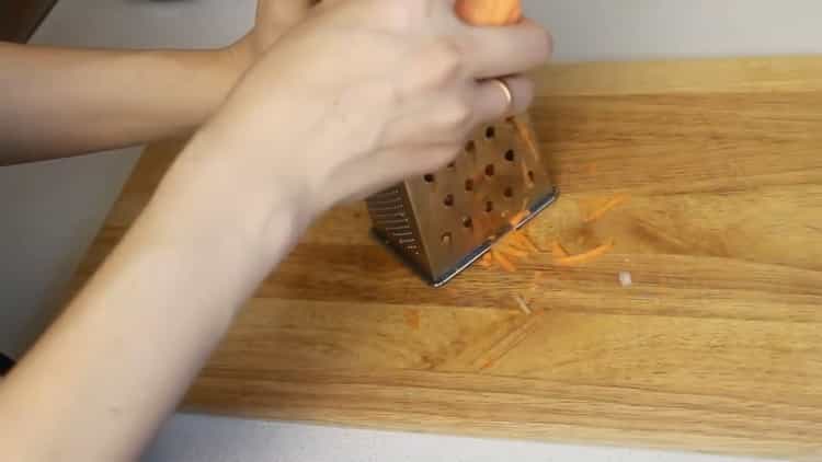 За да готвите минтай, настържете морковите