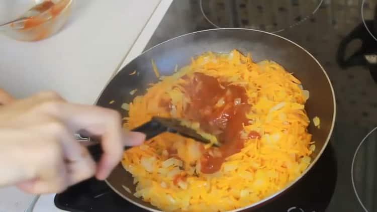 За да направите полулок, добавете доматено пюре