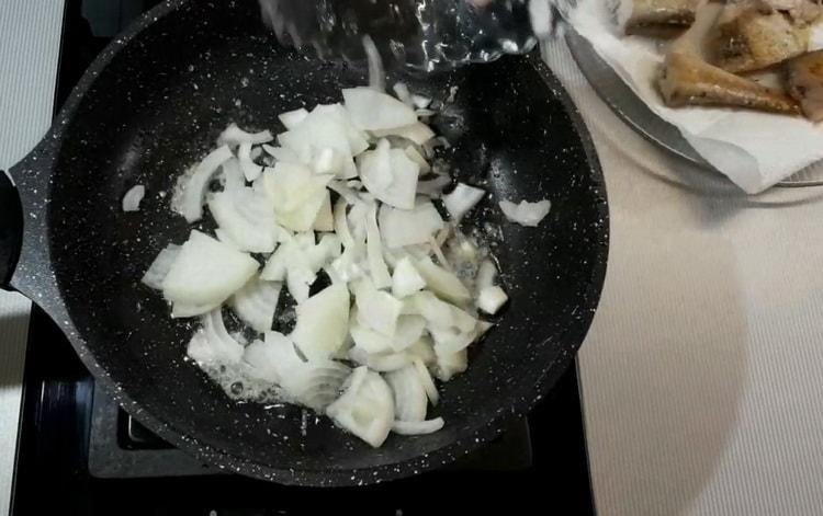 За да готвите минтая в сос от заквасена сметана, запържете лука