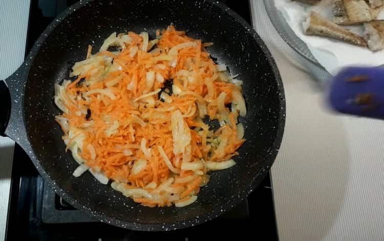 За да готвите минтая в сос от заквасена сметана, запържете зеленчуците