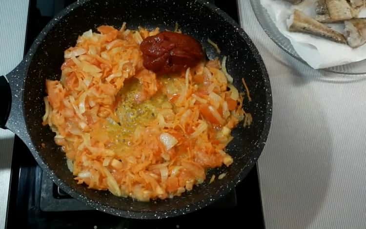 За да направите минтая в сос от заквасена сметана, добавете доматено пюре