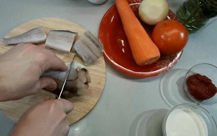 За да приготвите минтая в сос от заквасена сметана, подгответе съставките