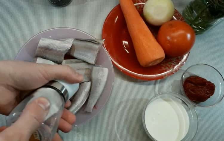 لطهي بولوك في صلصة الكريما الحامضة ، ملح السمك
