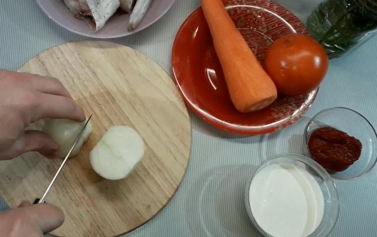 Per cucinare il pollock in salsa di panna, tritare le cipolle