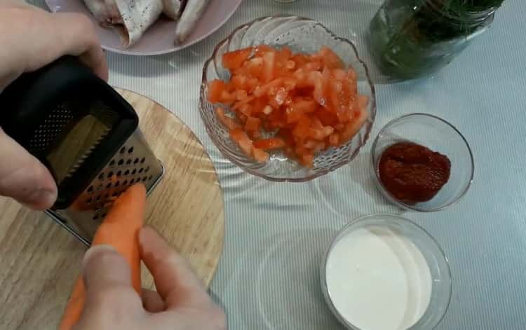 За да сготвите минтая в сметанов сос, нарежете морковите