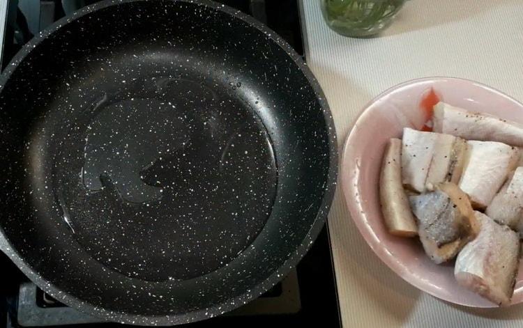 За да готвите минтая в сметанов сос, загрейте тигана
