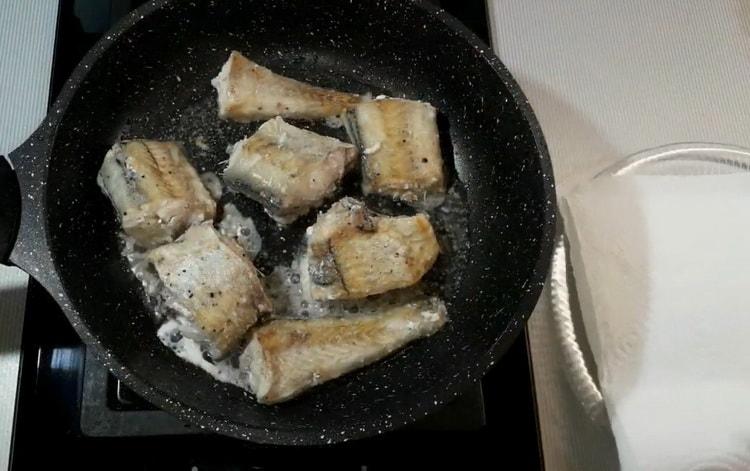 За да готвите минтая в сос от заквасена сметана, запържете рибата