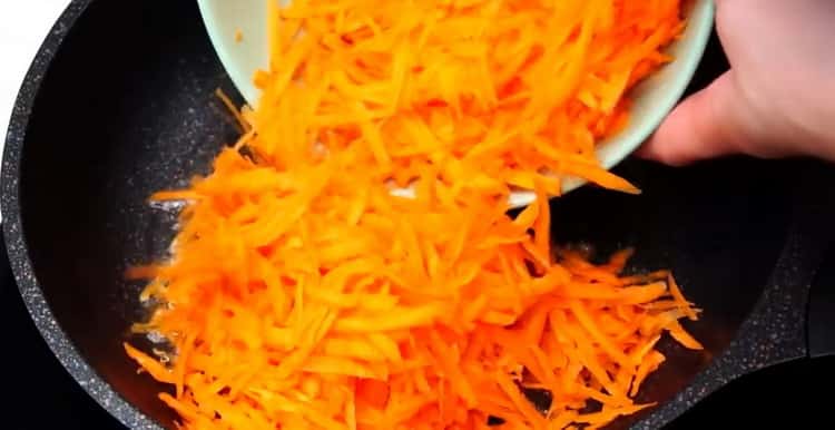 Braten Sie die Karotten an, um Pollock unter der Marinade zu kochen