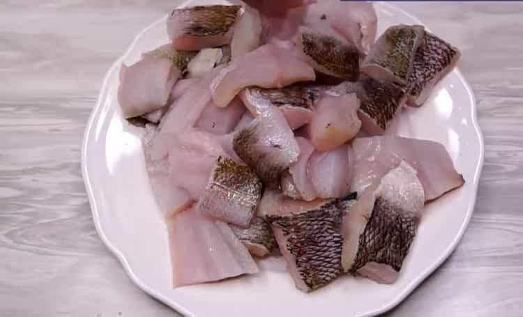 Per cucinare il pollock sotto la marinata, tagliare il pesce