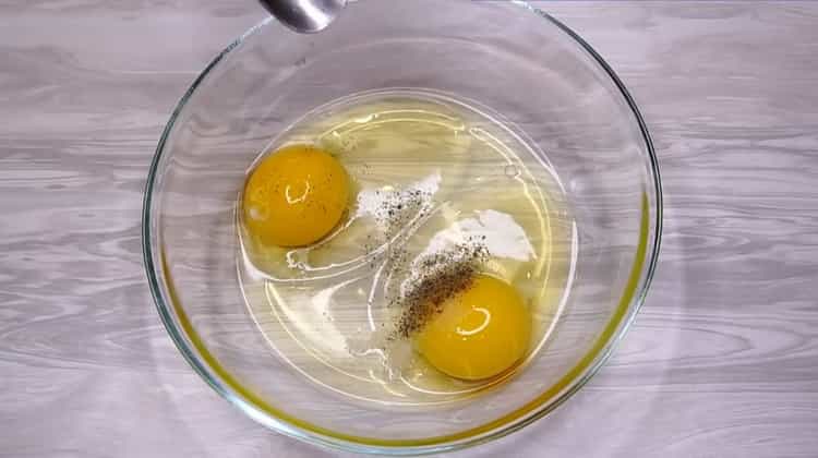 Per cucinare il pollock sotto la marinata, sbattere le uova