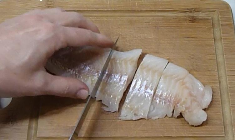 Για να μαγειρέψετε το μολυσμένο με λαχανικά, κόψτε τα ψάρια
