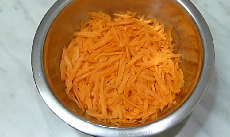 За да приготвите минтая със зеленчуци, настържете морковите