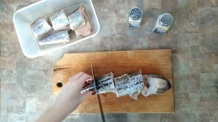За да готвите минтая със зеленчуци, нарежете рибата