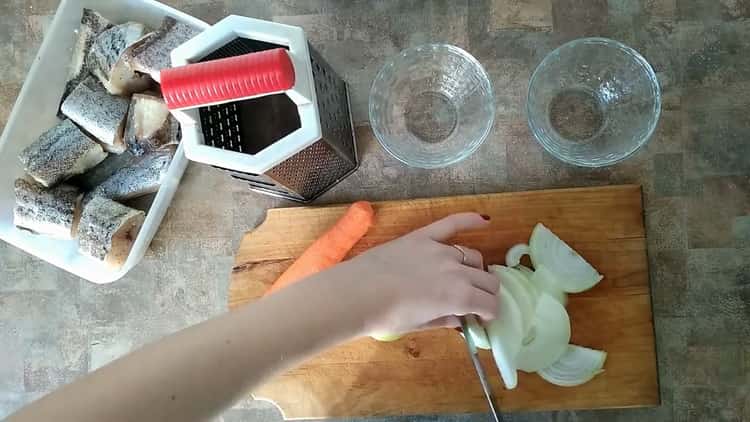Norėdami paruošti pollock su daržovėmis, paruoškite ingredientus