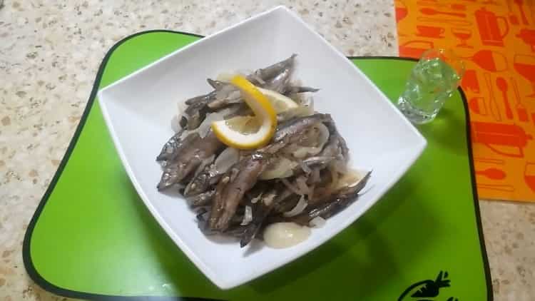Capelin مطهي مع البصل في مقلاة - سريعة ولذيذة