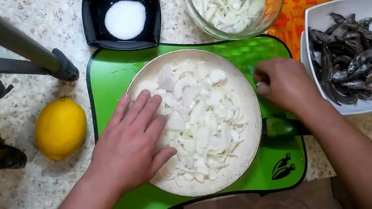 Per preparare il capelin, tritare le cipolle