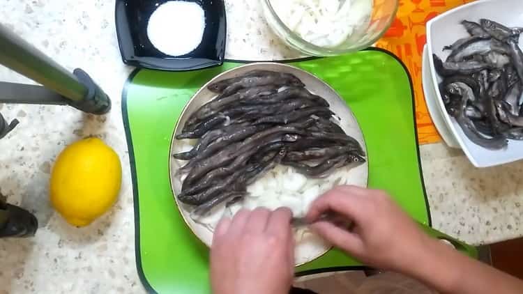 Per preparare il capelin, metti gli ingredienti in una padella