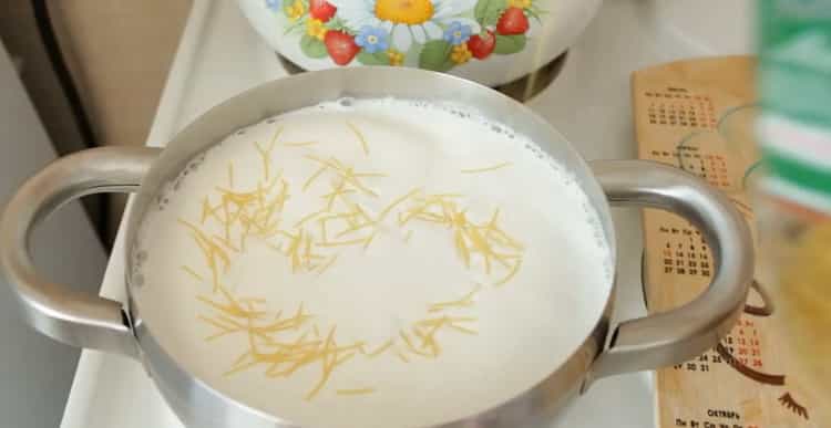Συνδυάστε τα συστατικά για την παρασκευή σούπας γάλακτος ζυμαρικών