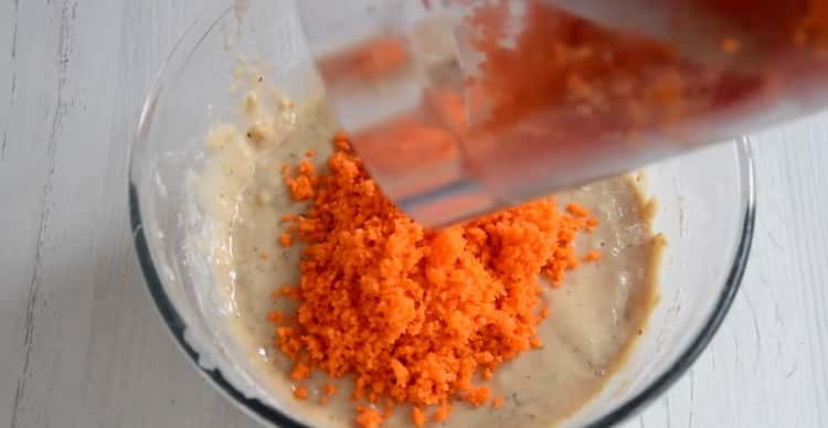 Leckere Karotten-Cupcakes mit Frischkäse geben Karotten in den Teig