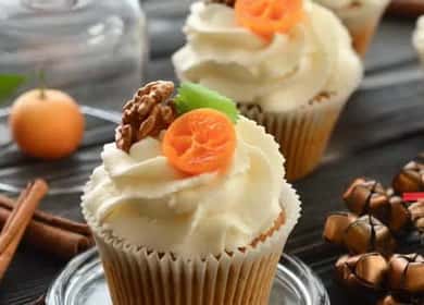 Masarap Carrot Cupcakes na may Cream Keso