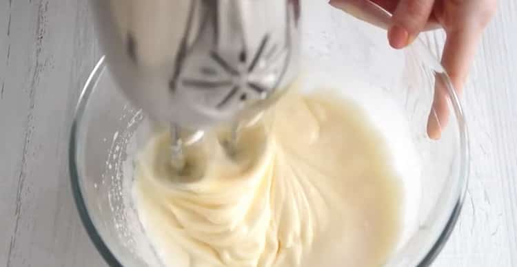 Sárgarépa cupcakes készítéséhez készítse elő a tésztát
