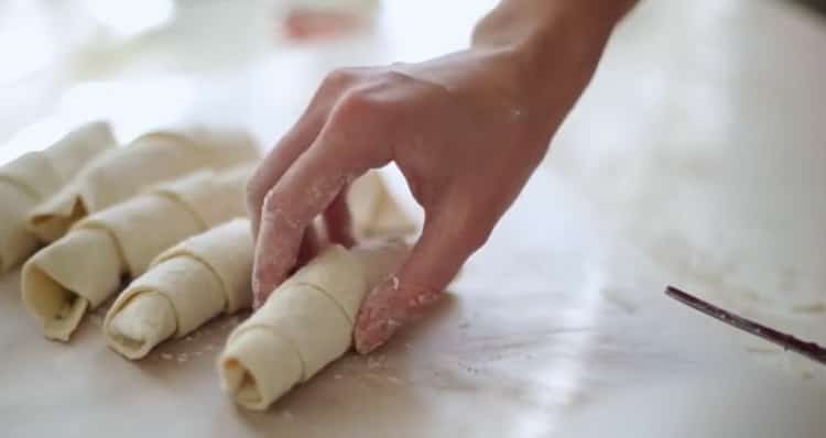 Stendere la pasta per fare i croissant