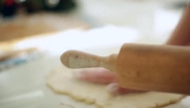 Den Teig ausrollen, um Croissants zu machen