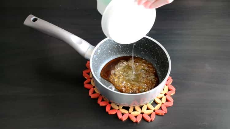 Um die Füllung für Eclairs zuzubereiten, kochen Sie den Sirup
