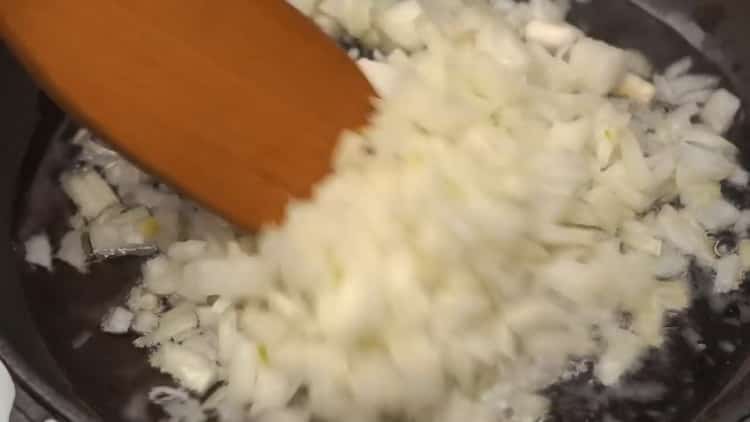 Paista sipulit paahtoleipien valmistamiseksi paistettuihin piirakoihin.