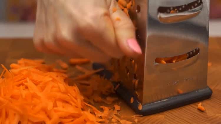 Valmistele täyte paistettua piirakkaa varten, raasta porkkanat
