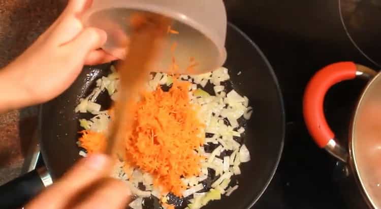 Für die Zubereitung der norwegischen Lachssuppe mit Sahne die Karotten anbraten