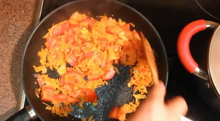 Chcete-li připravit norskou lososovou polévku se smetanou, smažte rajčata