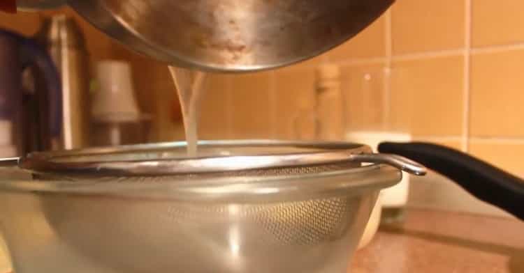 Per preparare la zuppa di salmone norvegese con panna, filtrare il brodo