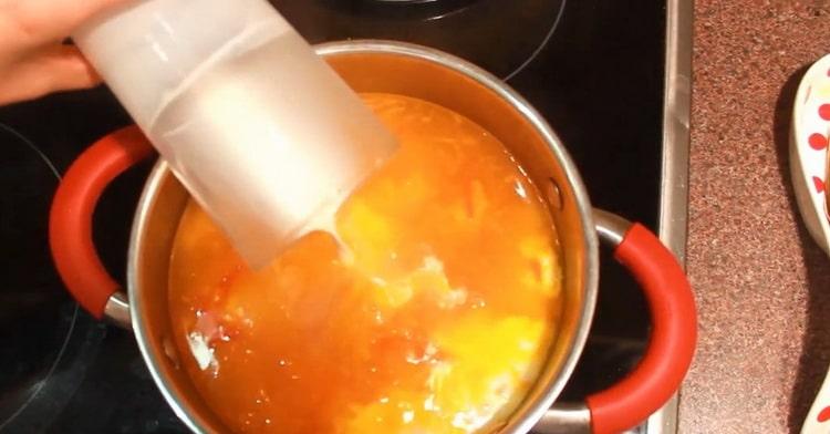 Norėdami gaminti norvegišką lašišos sriubą su grietinėle, į keptuvę įpilkite keptuvės.