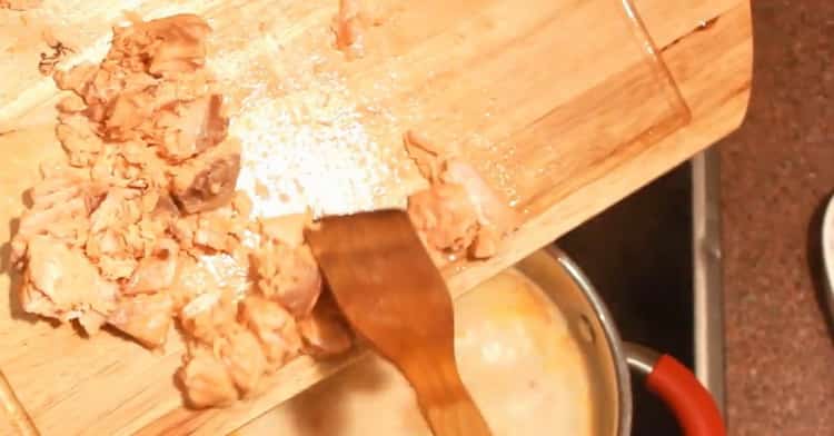 Norėdami gaminti norvegišką lašišos sriubą su grietinėle, supjaustykite žuvį
