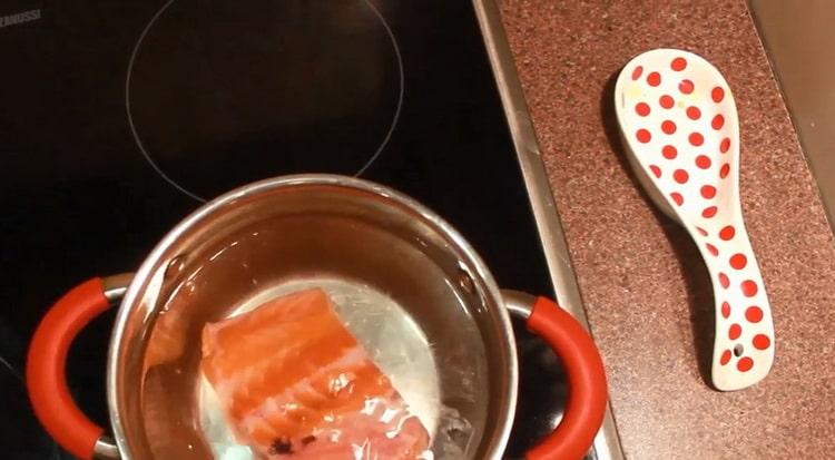 Per preparare la zuppa di salmone norvegese con panna, fai bollire il brodo