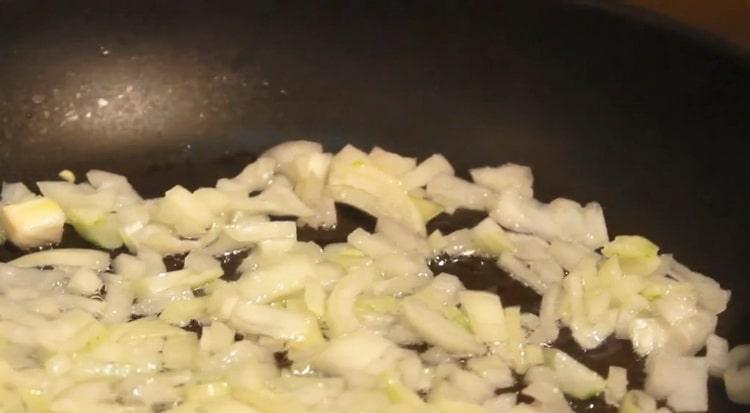 Für die Zubereitung der norwegischen Lachssuppe mit Sahne die Zwiebeln anbraten