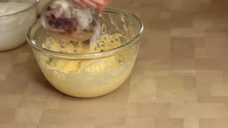 Um einen Kuchen ohne Hefe zuzubereiten, mischen Sie die Zutaten