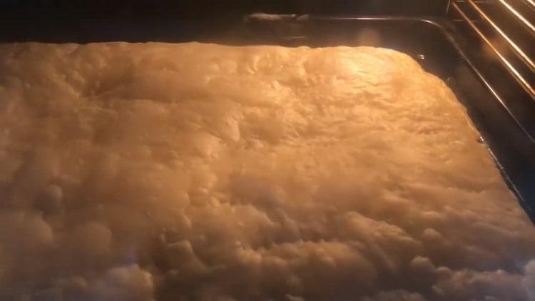 За да направите бутер тесто баклава, предварително загрейте фурната