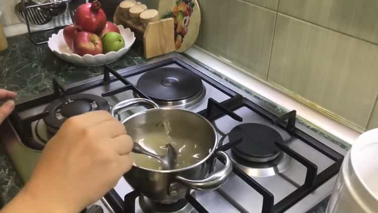 За да направите бутер тесто баклава, направете сироп