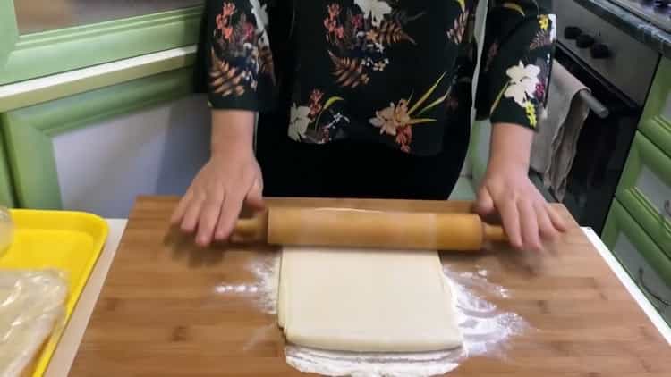 Για να φτιάξετε ζυμαρικά μπακλαβά φουσκάλες, ξεδιπλώστε τη ζύμη