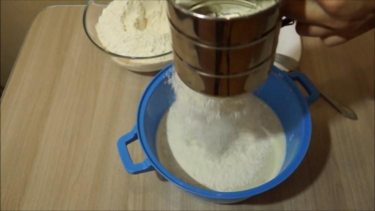 Upang makagawa ng mga pie sa isang mabagal na kusinilya, sift flour