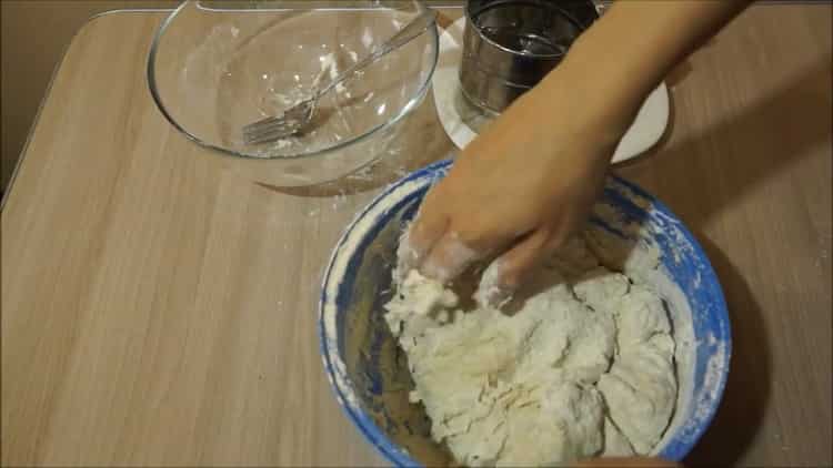 Kneten Sie den Teig, um Kuchen in einem langsamen Herd zuzubereiten