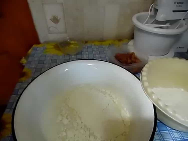 Siivilöi jauhot piirakoiden valmistamiseksi uunissa