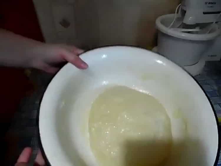 A sütőben sütemény készítéséhez készítse elő a tésztát